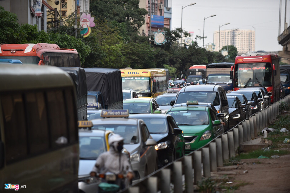 Tàu hỏa, xe khách chật cứng hành khách trở lại thành phố sau nghỉ lễ